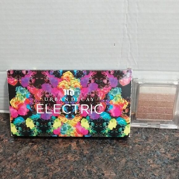 Urban Decay Electric Palette with Vibrant Hues and Free Physicians Formula Shimm - Picture 1 of 8
